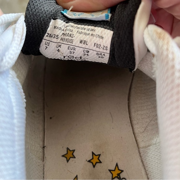 Designer Marc Ecko sneakers with skull and flower designs, size US 7 - Picture 2 of 4